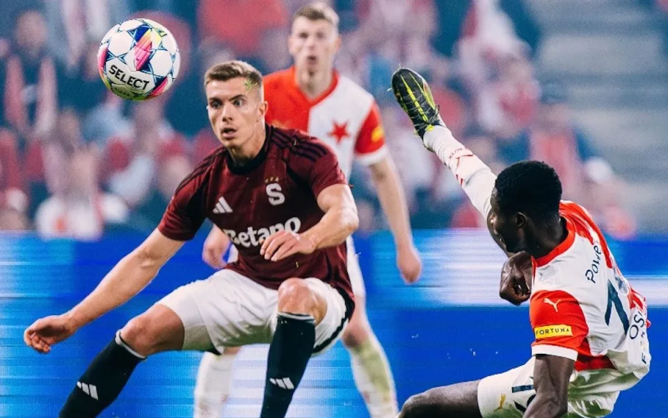 Druhý gól fotbalistů Slavie v derby neměl platit, Oscar podle komise hrál rukou