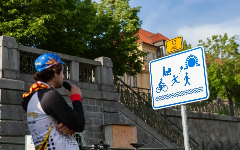 Cedule odstranili dřív.