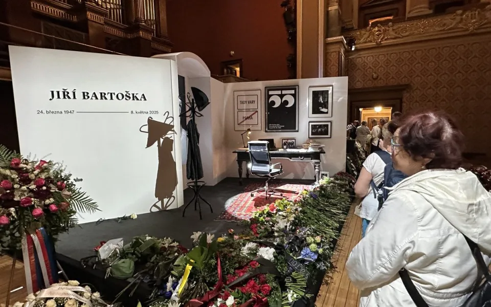 FOTOGALERIE: Na poslední rozloučení s Bartoškou se v Rudolfinu stála fronta