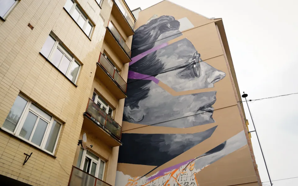 FOTOGALERIE: V Holešovicích tvoří Toy Box nový mural, připomene Miladu Horákovou