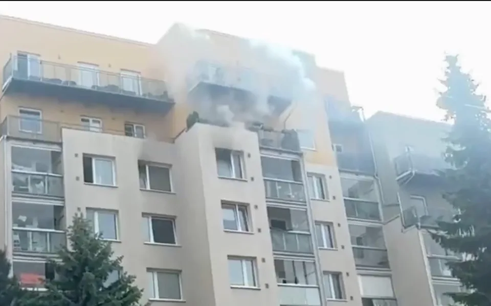 V Praze hořel byt. Hasiči v něm našli náboje