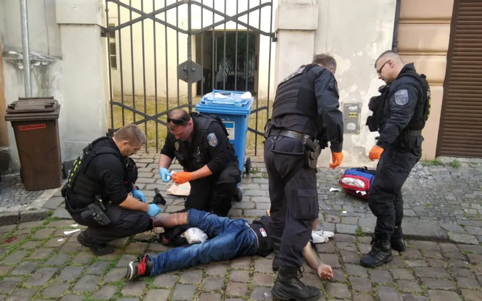 Muže odvezli záchranáři do nemocnice.