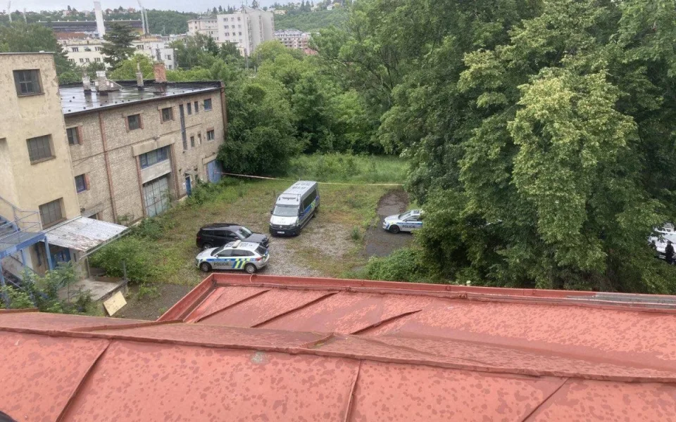 Dům v Praze 6 obsadili squatteři, před policisty vylezli na střechu
