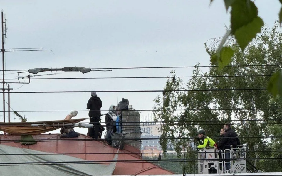 Squatteři už jsou na střeše domu v Dejvicích třetí den, vyjednává s nimi policie