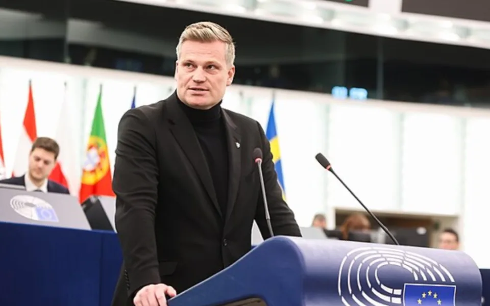KOMENTÁŘ: Filip Turek utíká z Bruselu, aby hasil vlastní požáry