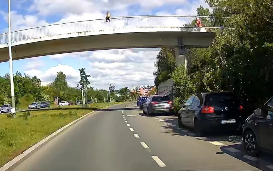 Pražští strážníci pomáhali dvěma ženám v krizové situaci, jednu zachránili na lávce nad silnicí