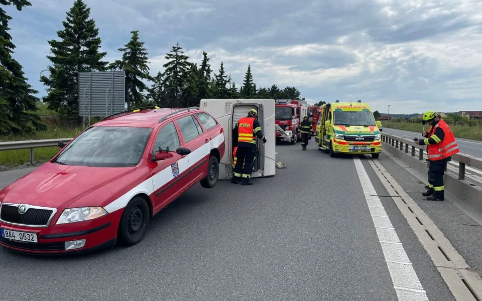 Starosta Řeporyjí měl nehodu na D4, karavan se mu převrátil na bok.