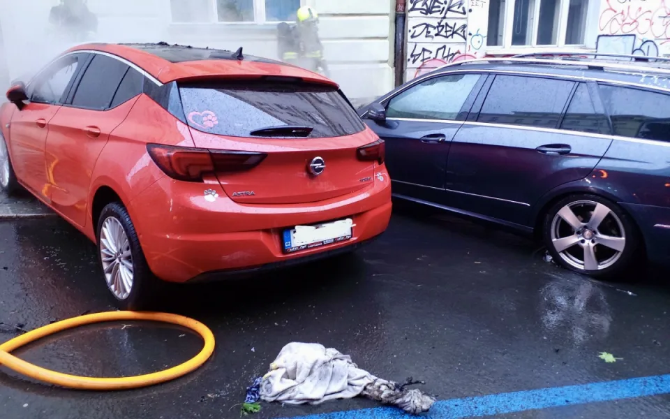Muž vyhodil hořící předměty na auta.