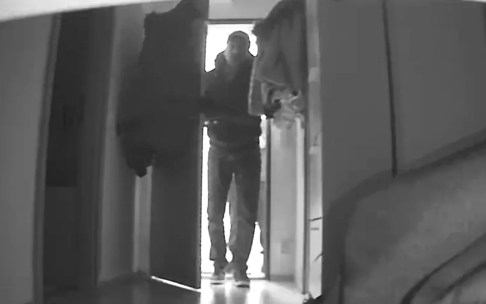 Muži ukradli peníze a šperky.