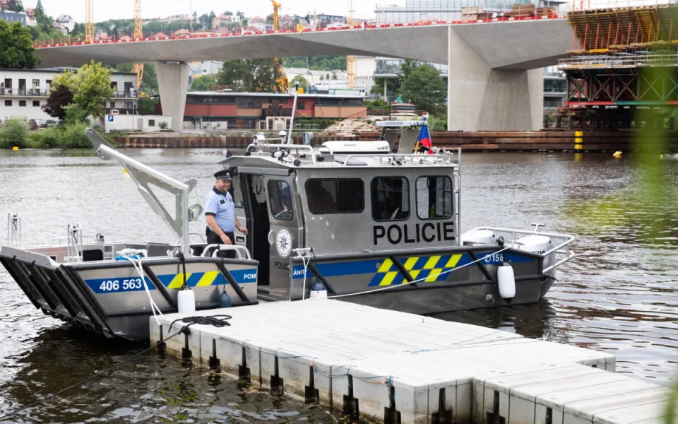 Policie má novou loď za sedm milionů. Zachrání s ní tonoucí a vytáhnou věci ze dna