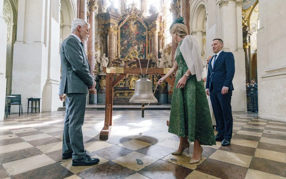 VIDEO: Nizozemská královna předala v Praze zvon ze zbytků zbraní z války na Ukrajině