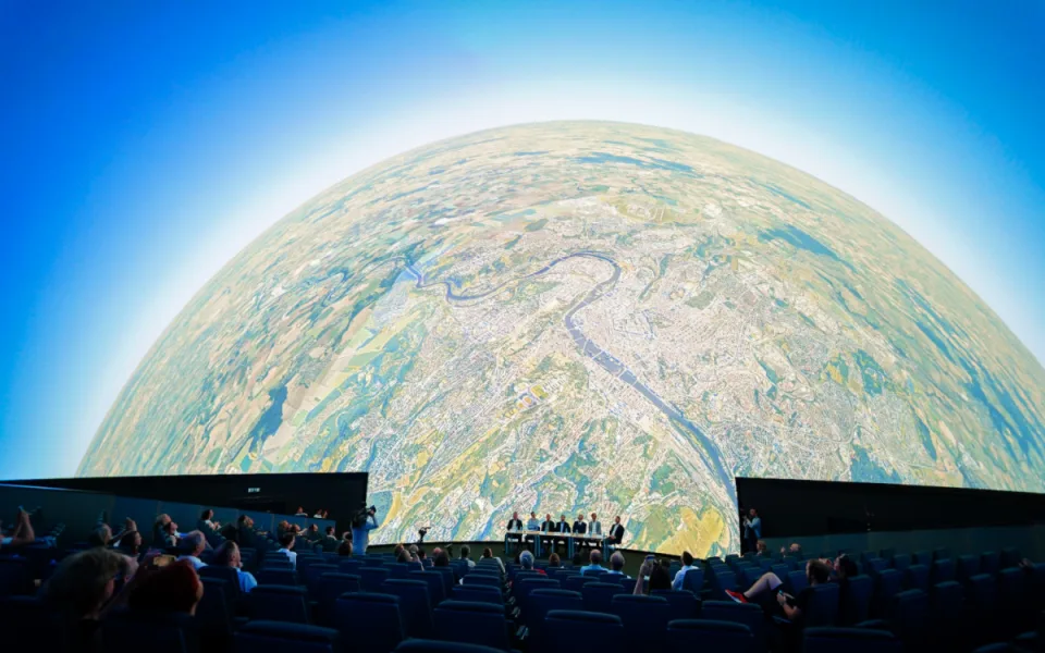 FOTO: Pražské planetárium má novou kopuli. Filmy o vesmíru lidé uvidí v 3D iluzi