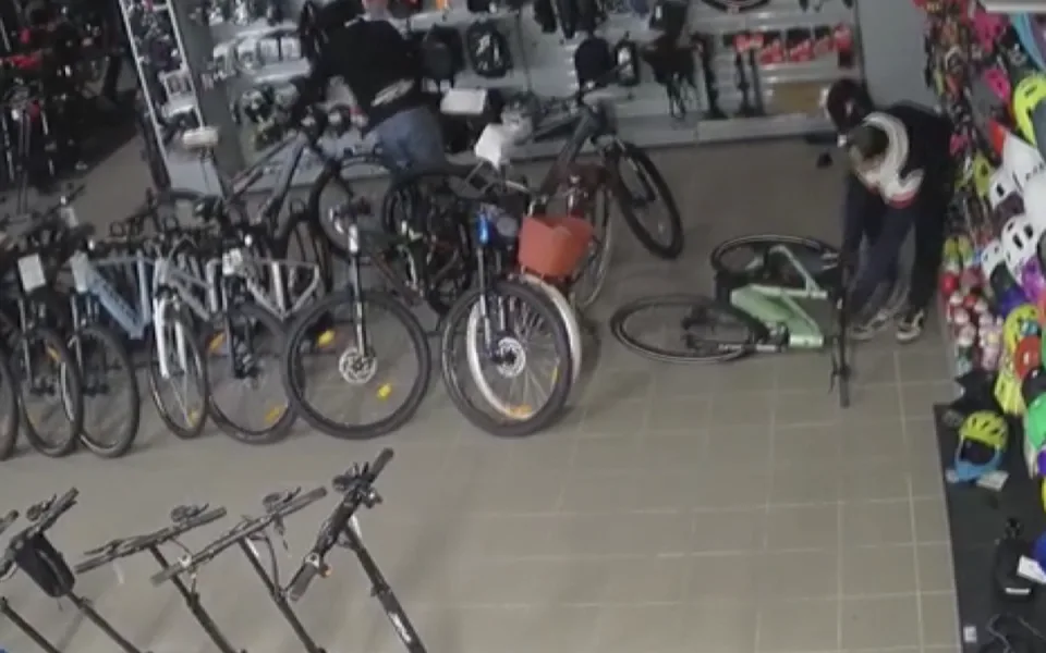 Zloději si z prodejny odnesli elektrokola i moto bundy za 135 tisíc.