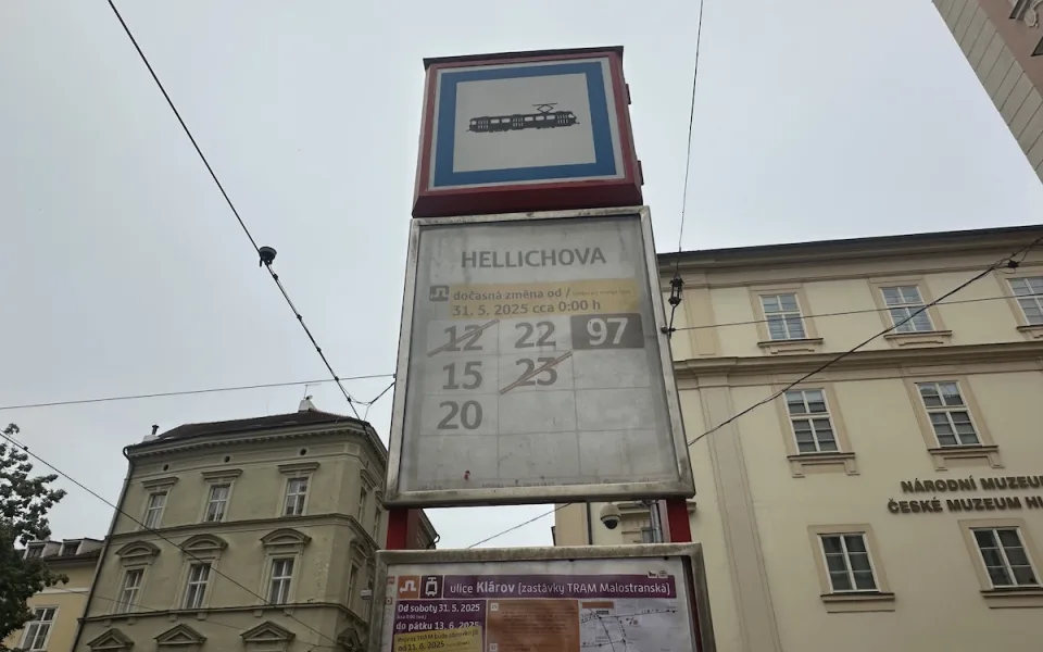 ANKETA: Zastávka Hellichova mění jméno, v obou směrech bude mít jiný název