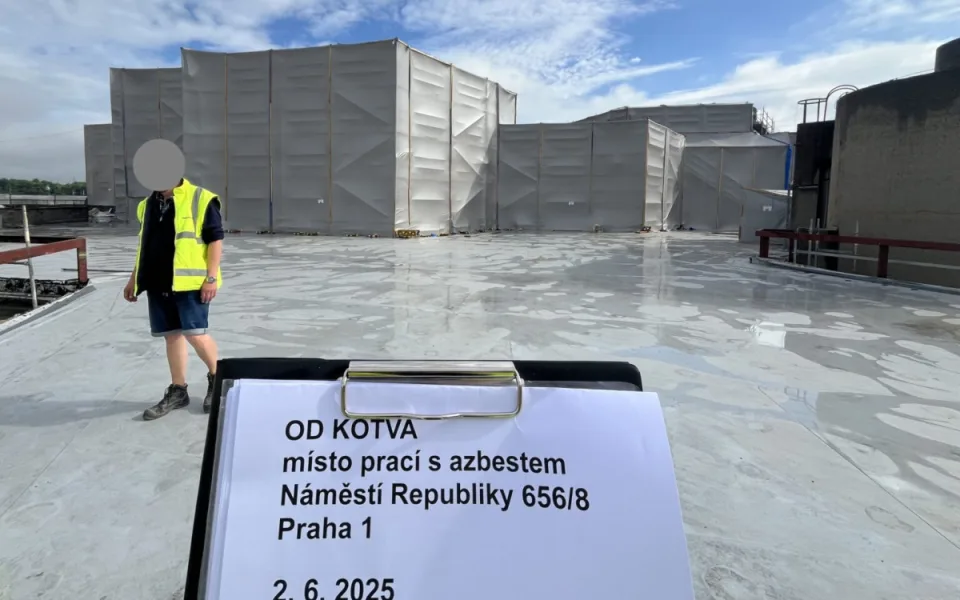 Na odstraňování azbestu při rekonstrukci Kotvy dohlížejí hygienici.
