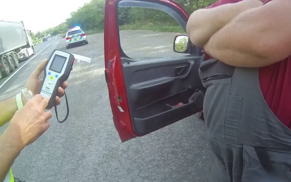 Muže na místě zadrželi.