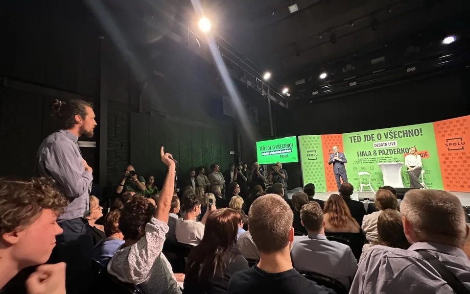 Fialovu debatu narušovali v Praze seniorky s píšťalkami a odpůrci Izraele.