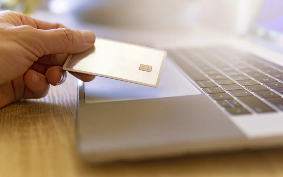 Kyberpodvody v Česku vzrostly o 50 %, Komerční banka varuje a posiluje prevenci