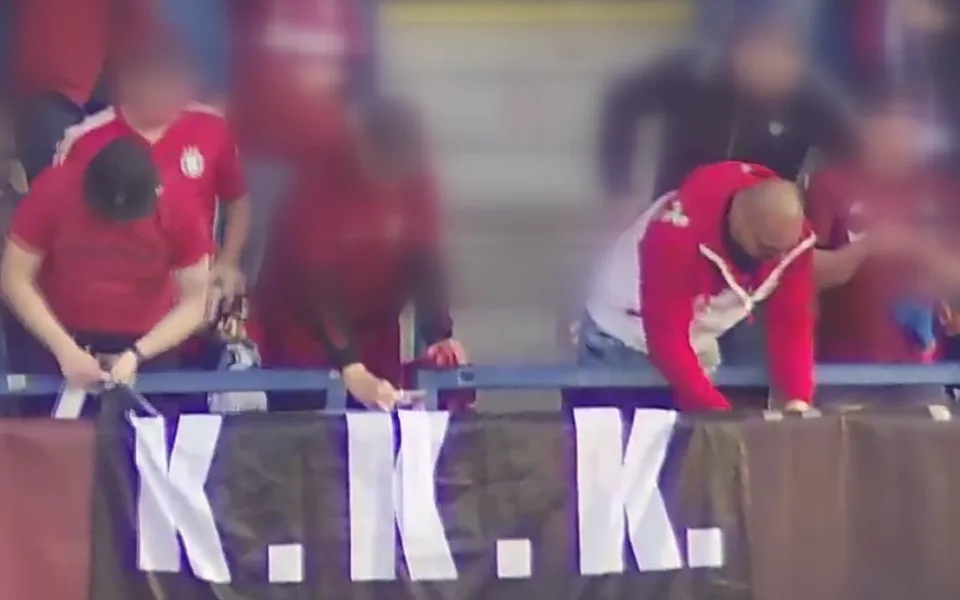 Fanoušci vyvěsili na zápasu Sparty vlajku s KKK, mohou za to do vězení