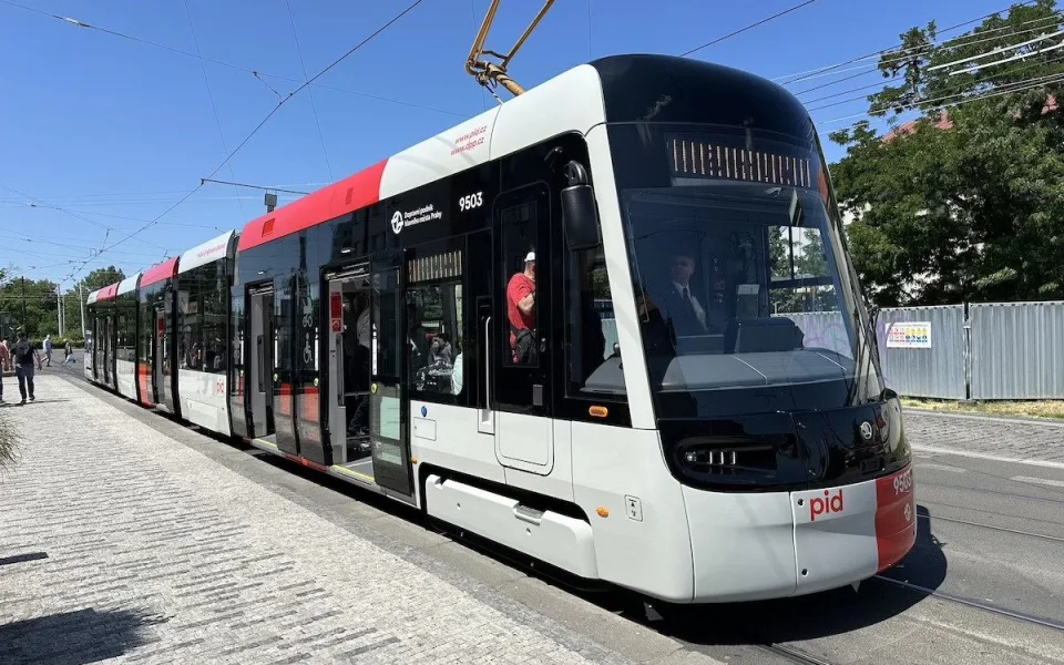 VIDEO: Nová tramvaj pro Prahu vozí první cestující, zkušební provoz potrvá tři měsíce