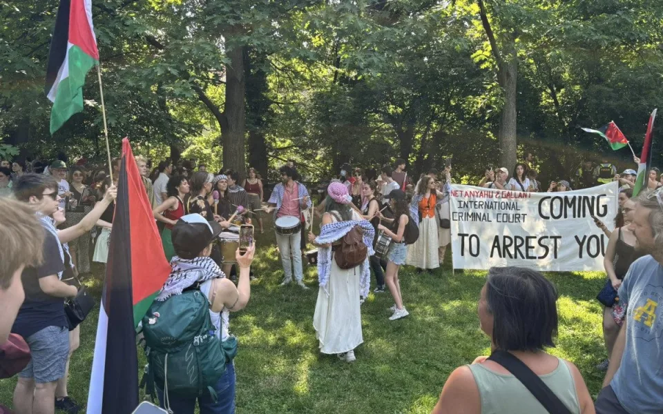 Asi tři stovky lidí se zapojily do průvodu na podporu Palestiny a proti Izraeli