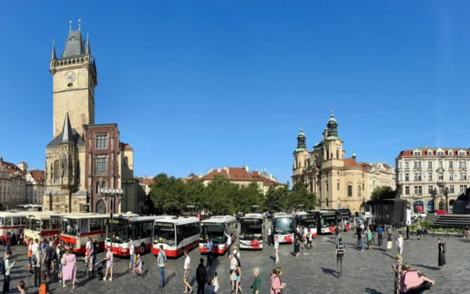 Slavnostní průvod připomněl sto let autobusové dopravy v Praze