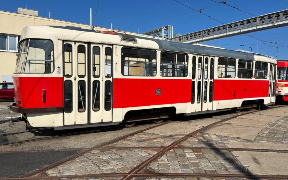 VIDEO: V dílnách brněnského dopravce opraví šest pražských retro tramvají