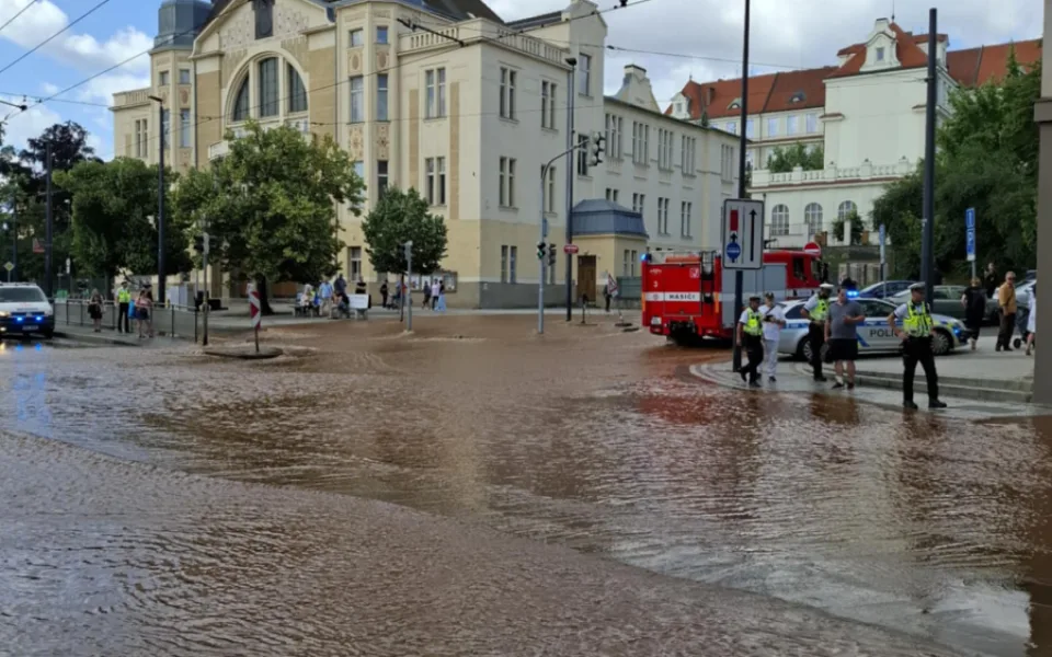 V Libni prasklo potrubí, voda zaplavila okolí