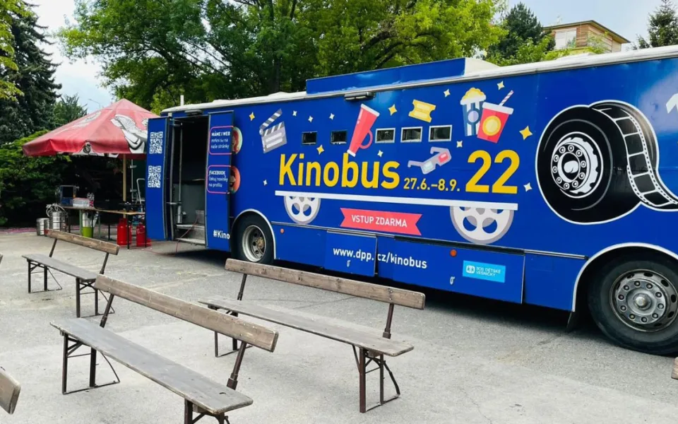 Kinobus Dopravního podniku promítá po celé Praze, v repertoáru má letos 19 filmů