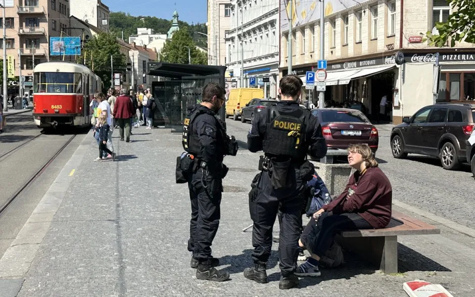 Policisté hlídkují na Andělu ve dne i v noci.