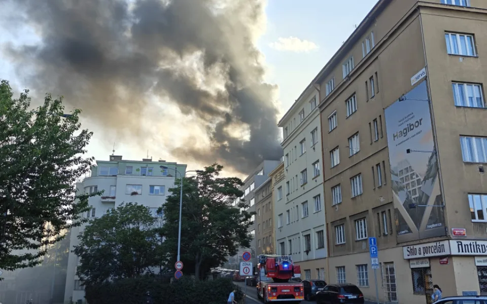 Ve Vinohradské hoří výšková budova.