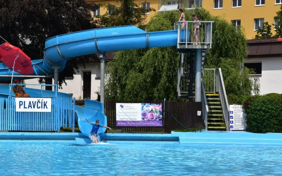 PŘEHLED: Venkovní bazény jedou naplno. Kde se vykoupat a jaké je vstupné?