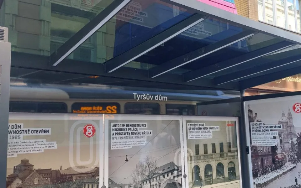 Zastávka Hellichova změnila jméno