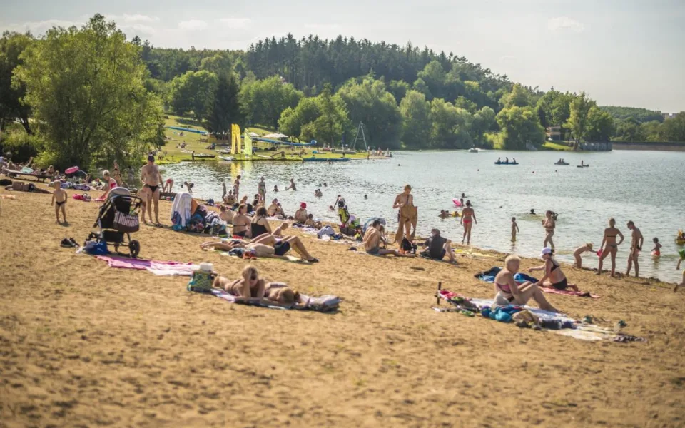 PŘEHLED: Přírodní koupání si můžete užít i v Praze. Kam vyrazit za osvěžením?