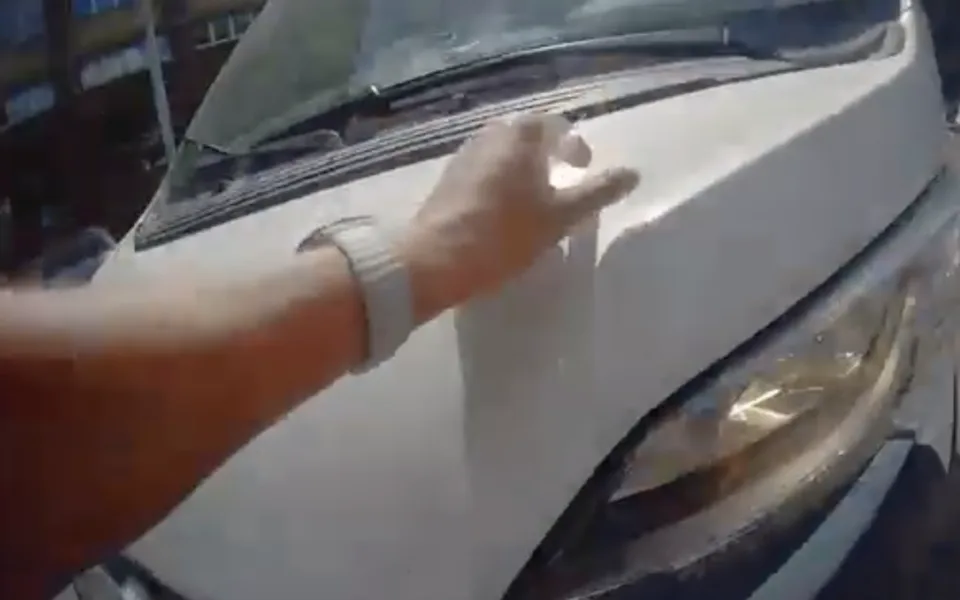 VIDEO: Řidič najel na Žižkově do strážníka a vláčel ho autem. Jinému pak vyhrožoval