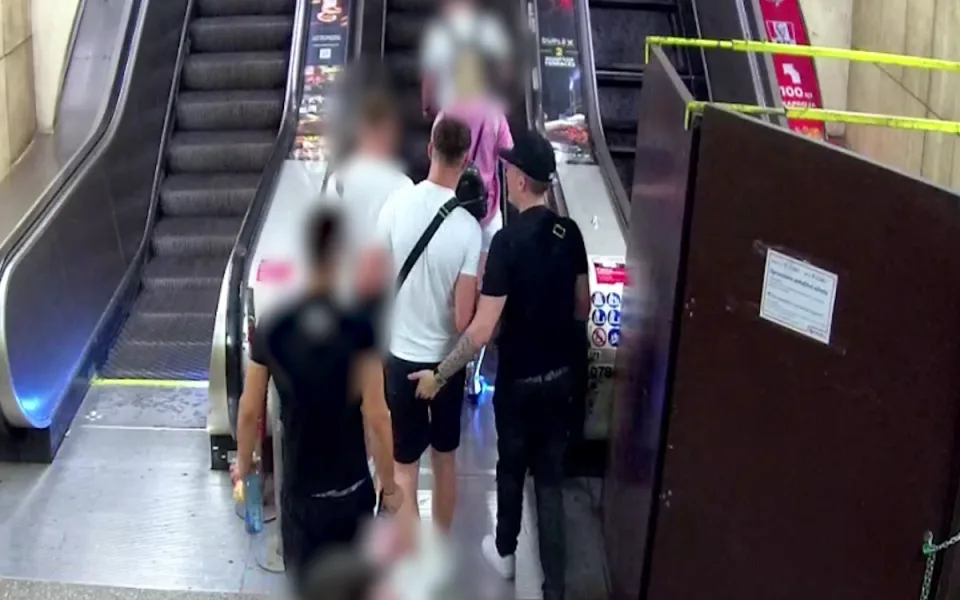 Stanice Staroměstská zůstává zavřená. Kvůli požáru eskalátorů hledá policie dva muže