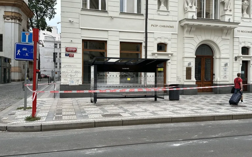 Kus římsy propadl zastávkou a muže zabil.