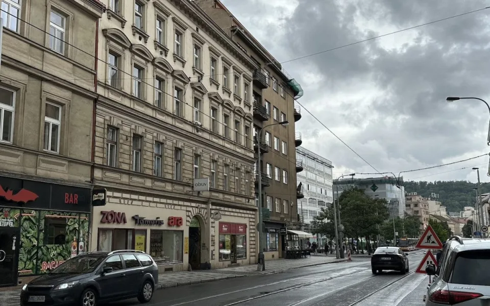 Budova je přímo na Andělu.