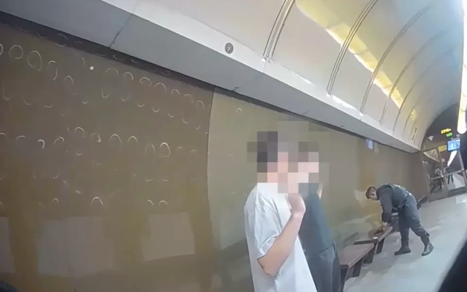 VIDEO: Mladíci do stanice metra přinesli střelnou zbraň