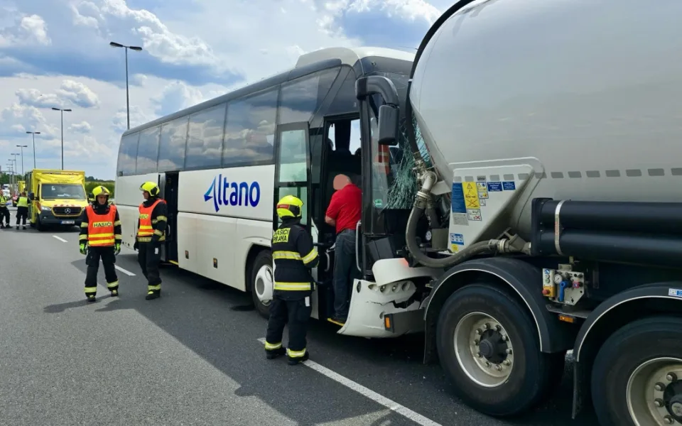 Autobus převážel děti.