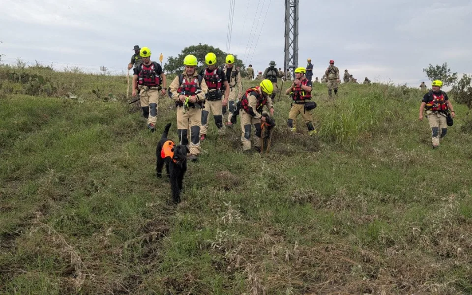 VIDEO: V Texasu pomáhají i hasiči z Prahy. Práci jim ztěžují jedovatí hadi i déšť