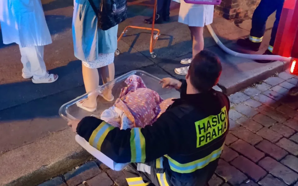 Noční drama U Apolináře. Hořel automat na kávu, nejen novorozenci museli pryč
