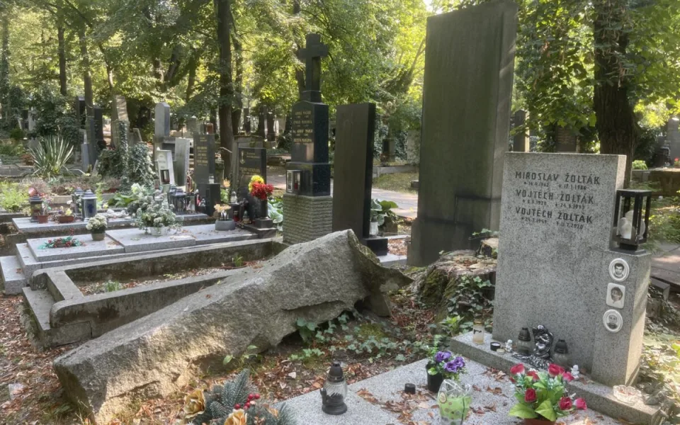 Praha nabízí k adopci hroby slavných. Zájem je o Bicana, Kainara i Světlou