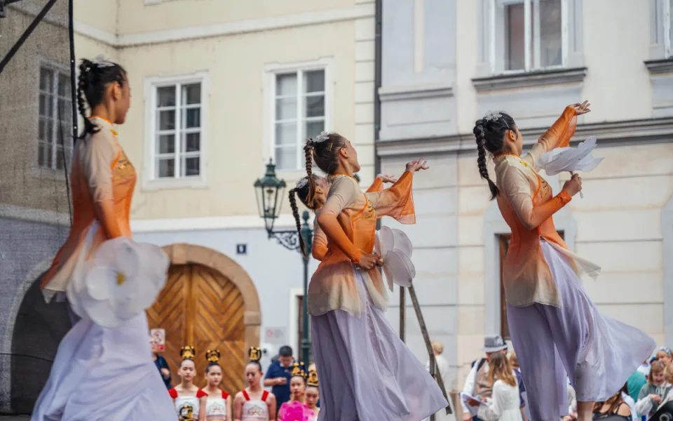 Hudba, tanec a barvy. Prahou prošel mezinárodní průvod folklorních souborů