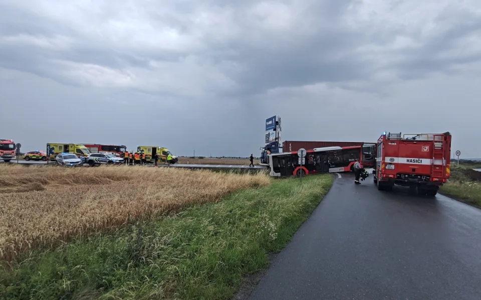 V Kolovratech se srazil autobus s kamionem, na místě jsou zranění