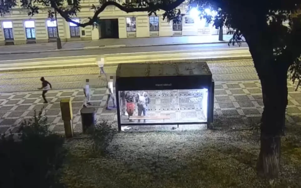Tři kluci napadli na zastávce bezdomovce.