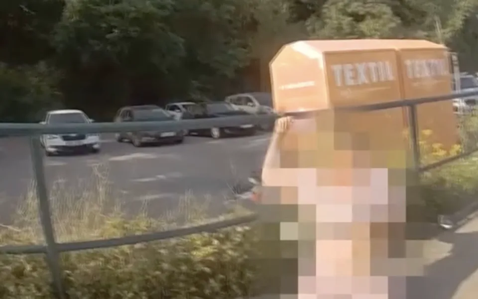 Ženu museli připoutat k zábradlí
