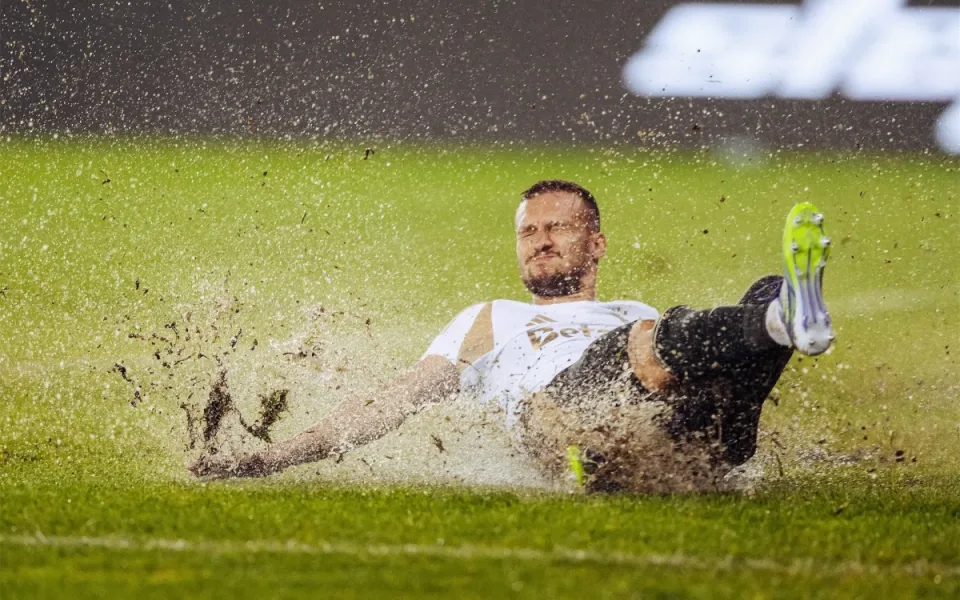 Důvod fiaska Sparty v Kazachstánu: 20 faulů, janci na bahně, amatérské řízení klubu