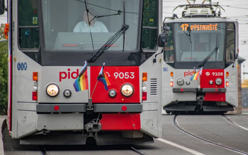 Magistrát a některé radnice vyvěsili duhovou vlajku, jsou i na tramvajích