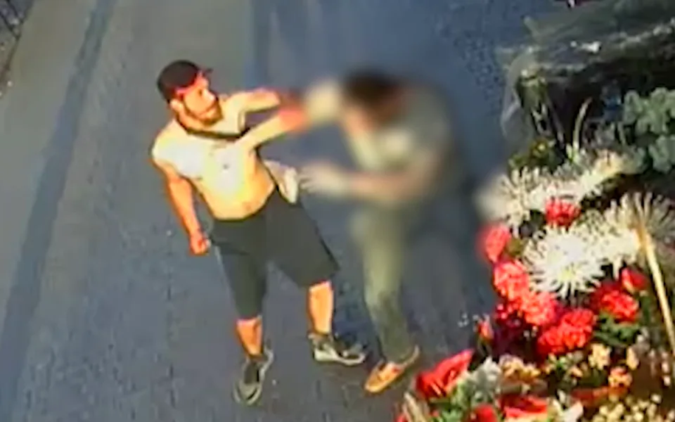 VIDEO: Agresivní muž bezdůvodně napadl na zastávce v Praze 10 mladíka
